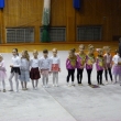 V�echny gymnastky dostaly od tren�rek mal� d�re�ky pro zp��jemn�n� pr�zdnin, V�no�n� ko�, Chomutov 18. 12.