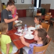 S krmen�m pom�hla taky Anetka.