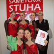 Sametov� stuha SKP Brno 17.10. - 4. m�sto spole�n� skladba seniorek (Iva V�vrov�, Lucie Va�kov�, Veronika Hor��kov�; dole Kl�ra Tilcerov�, Krist�na Duong LeHang) na fotce s tren�rkou V�rou Nedb�lkovou
