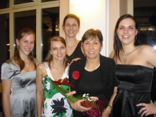 Eva Bachroov s dcerami a bvalmi svenkynmi.